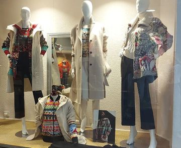 Confecciones Doueil anaqueles dentro de la tienda